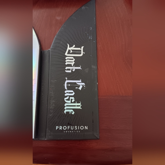 Profusion Dark Castle 32 Shade Palette - Picture 4 of 6
